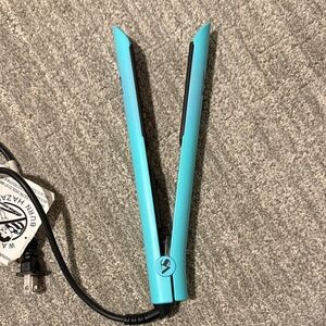 Vibrant Turquoise Hair Straightener